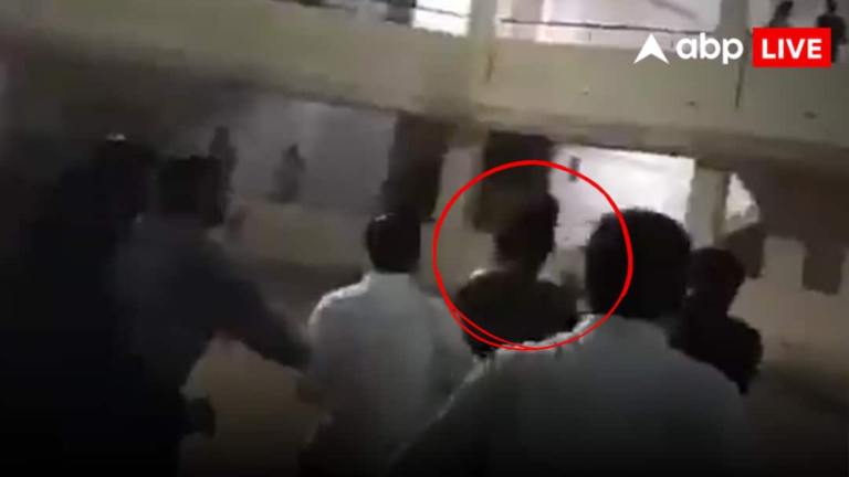 Telangana Kakatiya University: चिकन को लेकर यूनिवर्सिटी में मचा बवाल, छात्रों के बीच झड़प, खूब चले लात-घूंसे