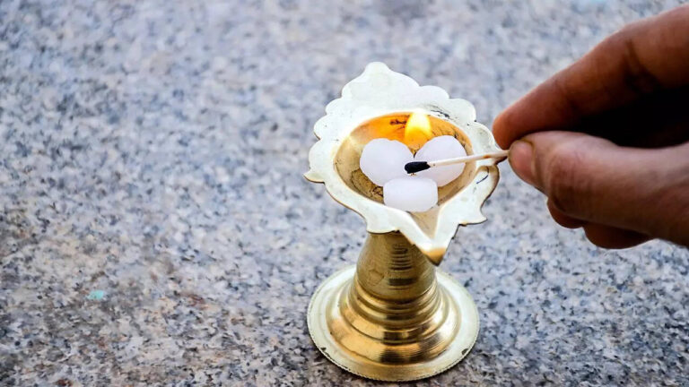 Spiritual Benefits Of Diya: Why lighting a diya daily brings positivity in the house